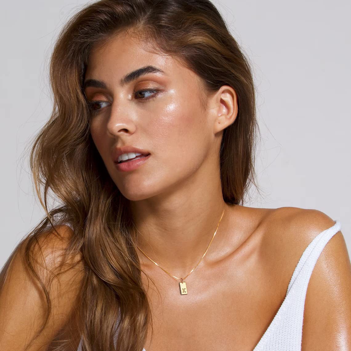 Tiny Square 26 Inicjały Tag Wi – Initial Letter Necklace 18K Gold recenzja i cena